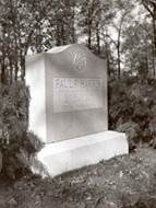 Lapide funebre di Paul Harris, Fondatore del Rotary, presso Mount Hope Cemetery nel sobborgo a sud di Chicago.